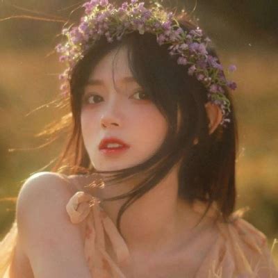 女生温柔笑头像