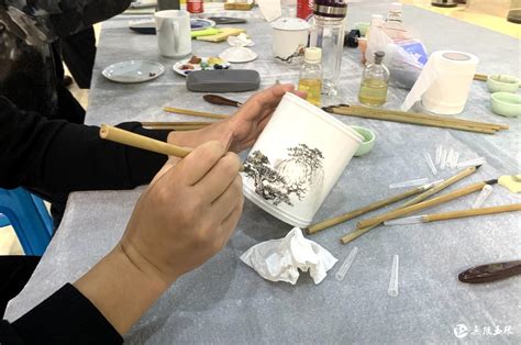 音乐老师做出特色美术陶瓷 他的瓷器画着广西山水_中华陶瓷网