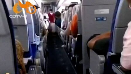 俄旅客南航航班上吸烟醉酒闹事 暴露下体随地小便