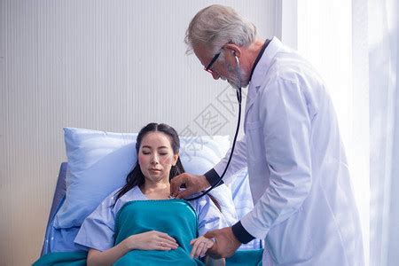 成年男医生在医院室用听诊器检查女病人的部分高清图片下载-正版图片502710161-摄图网