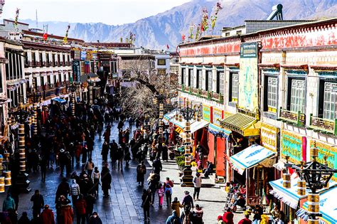 西藏拉萨八廓街人群高清图片下载-正版图片501180649-摄图网
