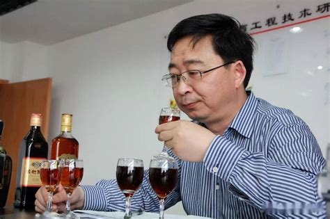 二粮库酒神一斤白酒起步喝当上公司fu总一级陪酒员走上人生巅峰。