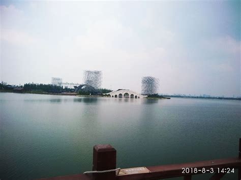 颐和园以昆明湖、万寿山为基址，以杭州西湖为蓝本