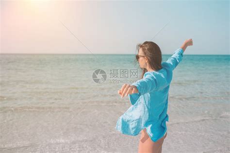 年轻的女性面对大海展开双手高清图片下载-正版图片307892724-摄图网