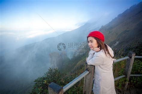 站在悬崖边的年轻女子俯视山上雾泰国人们土地高清图片下载-正版图片307896053-摄图网