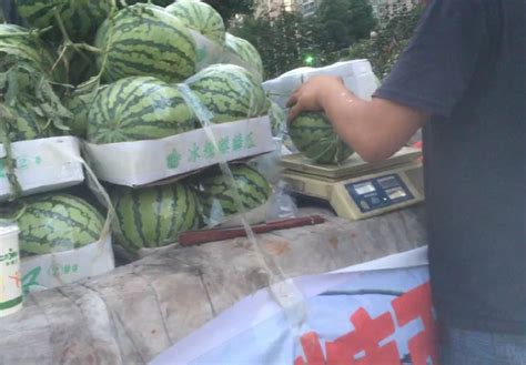 上海男子街头卖西瓜，一开始没人要，多加2个字，瞬间卖光__财经头条