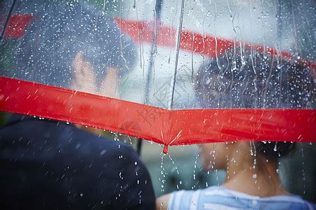 共撑一把伞白天两个人走在雨中的夫妇高清图片下载-正版图片502121824-摄图网