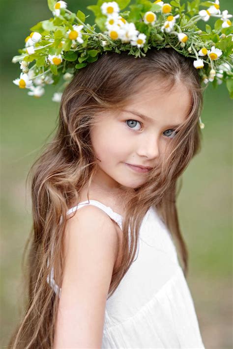 快乐的小女孩手里拿着一朵花-包图企业站
