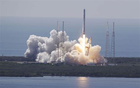 SpaceX重型猎鹰火箭再次成功发射 精彩图集来了|肯尼迪航天中心|猎鹰|火箭_新浪新闻