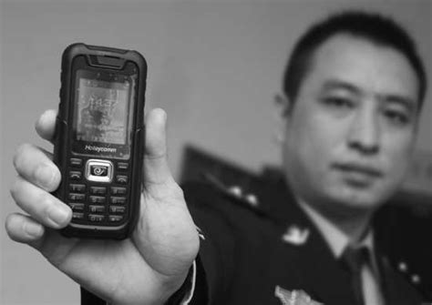 民警配发定位手机 快速反应打击犯罪(图)-装备热点-资讯频道-特种装备网