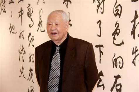 纪念｜洛夫是“台湾十大诗人之首”的说法怎么来的|洛夫|余光中|杨宗翰_新浪新闻