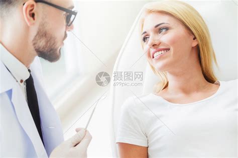 男医生与女病人的交流高清图片下载-正版图片302473824-摄图网