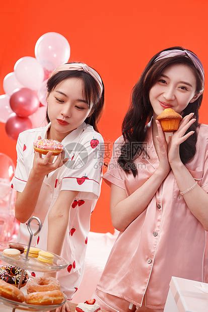 甜美女生吃甜品头像