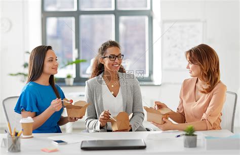 商务午餐人们的快乐的女商人吃东西,办公室聊天快乐的女商人办公室吃外卖高清图片下载-正版图片300158322-摄图网