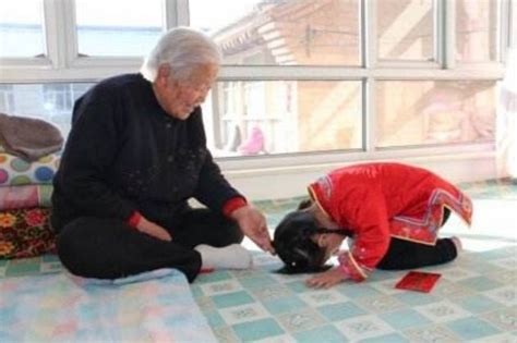 春节孩子给父母及祖辈行顿首礼是传承中国文化_凤凰网