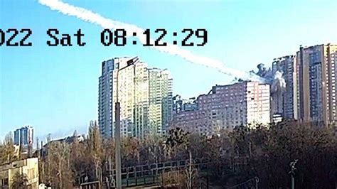 基辅一居民楼被导弹击中满地狼藉 附近多处监控拍下事发瞬间