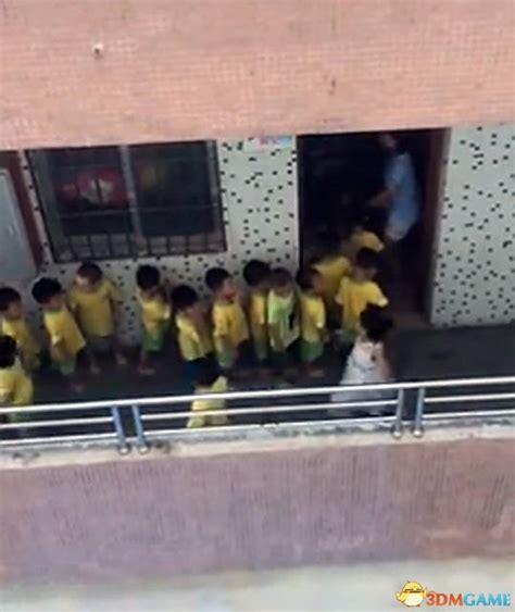 广东幼师用竹棍抽打幼童 近20名小朋友排队挨打_3DM单机