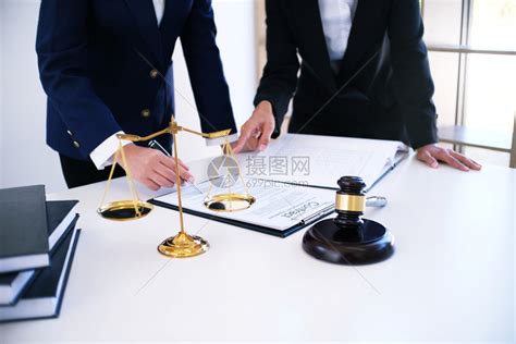女律师和向客户介绍一份合同与手架和法律签订司和女律师商业概念高清图片下载-正版图片304395687-摄图网
