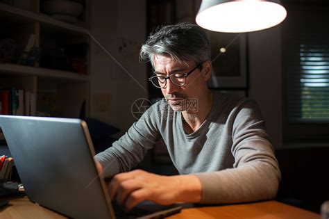 正在看电脑的中年男性高清图片下载-正版图片600815056-摄图网
