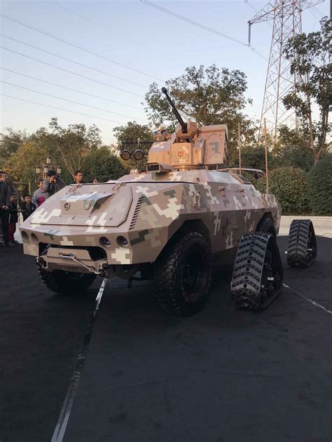 中国首款智能无人攻击车亮相 隐身设计和车后反步兵地雷显得独具一格