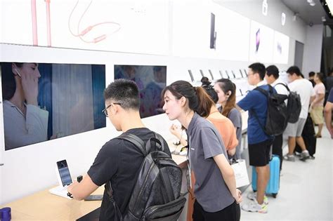 华为体验店开进深圳机场，消费升级战略稳步推进|界面新闻 · JMedia