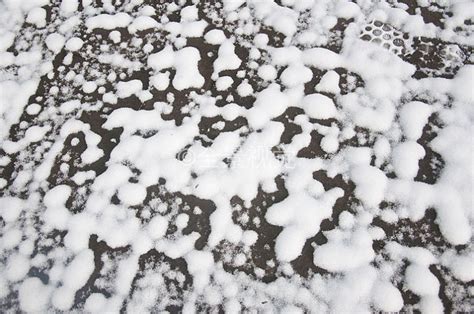 冬季地面上的雪开始融化_高清图片_全景视觉