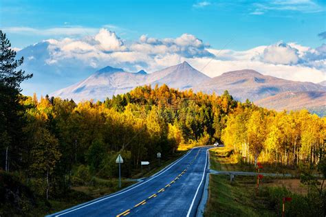 风景秀丽的柏油路在秋天穿过挪威罗弗敦岛的美丽山景公路旅行旅行度假高清图片下载-正版图片506628739-摄图网