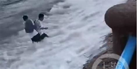 青岛被海浪卷走游客一人确定遇难，另一人还在搜救中_手机新浪网