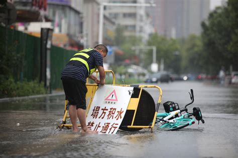 直击郑州暴雨：地铁停运车辆被淹 3天下了1年的雨量_凤凰网