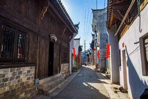 安徽池州有一座东流古镇，位于长江南岸，古色古香，极具徽派特色