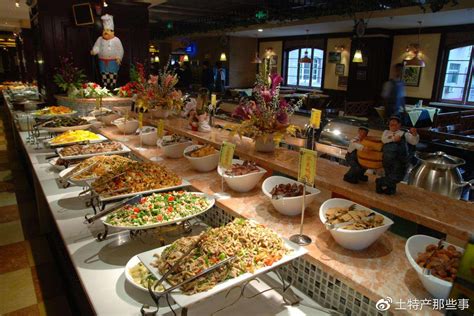 在印度尼西亚餐厅自助餐中选择食物的亚高清图片下载-正版图片502750335-摄图网