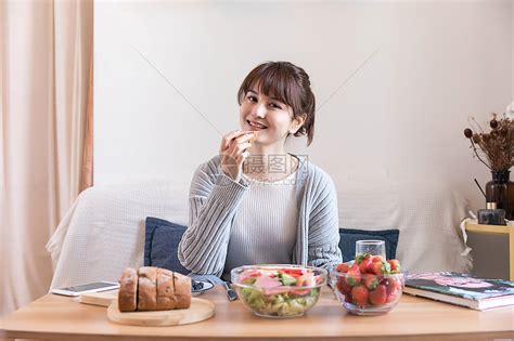 居家女性吃早餐高清图片下载-正版图片501169737-摄图网