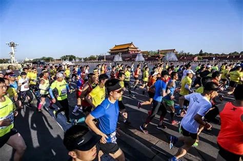 组图-北京马拉松开赛前一幕 尿红墙传统在延续