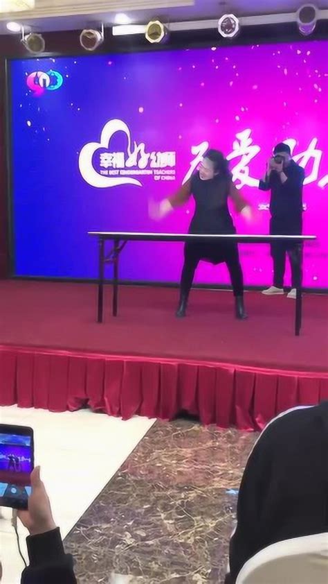 合肥的杨谊老师火了，台上表演的桌子舞，真是精彩！_腾讯视频