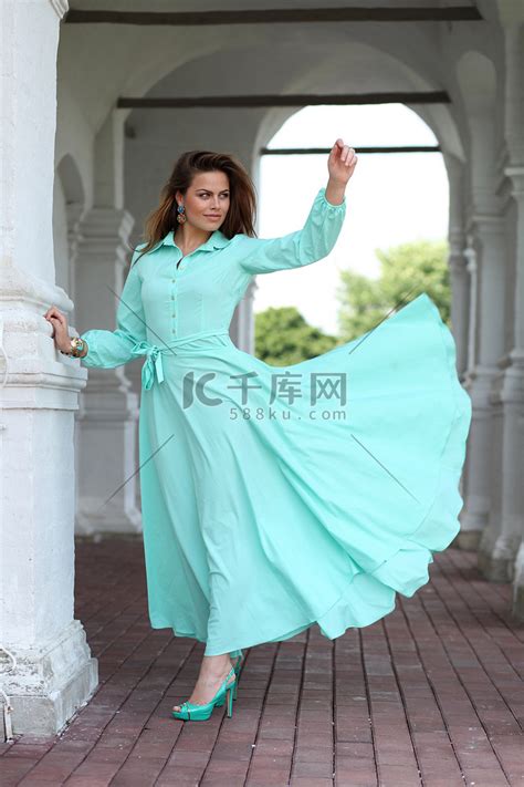 温柔绿色礼服女生头像