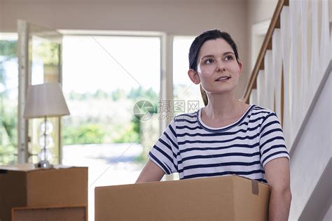 女人拿着箱子 因为她搬进新房子高清图片下载-正版图片321761484-摄图网