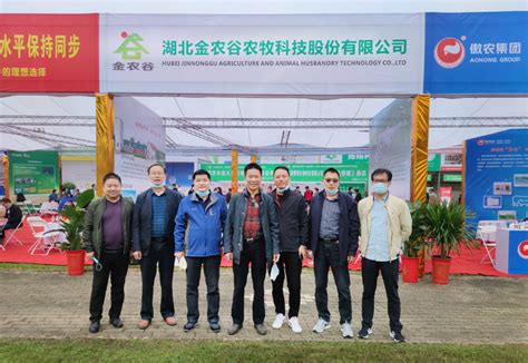 武汉三镇队球迷开放日，中超新标王斯坦丘受球迷欢迎……