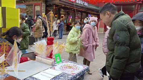 女子集市摆摊做糖画：能从事与自己爱好相关的事很值得_凤凰网视频_凤凰网