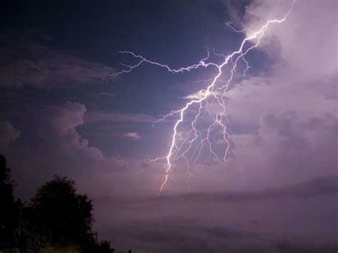 夜幕下阴云的天空背景被雷暴闪电击高清图片下载-正版图片503460687-摄图网