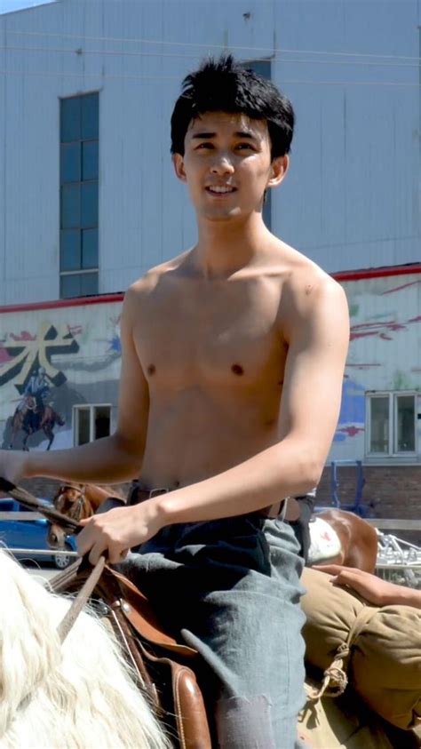 玄彬《GQ Korea》运动风画报,凸显肌肉线条,满满的男性荷尔蒙|GQ Korea|玄彬|画报_新浪新闻