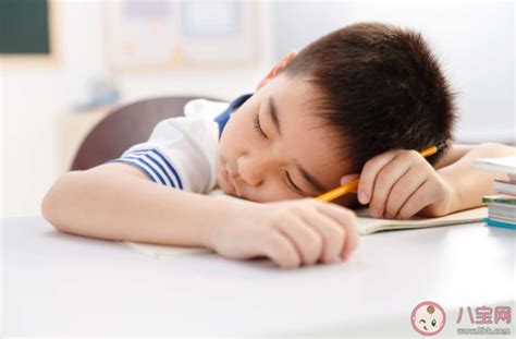 孩子趴着桌子午睡会影响颈椎发育吗 趴桌午睡有多伤 _八宝网
