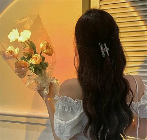 卡通女头背影图片