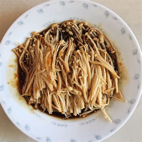 【家常菜培训】凉拌金针菇的做法-教你做菜-山西新东方烹饪学校