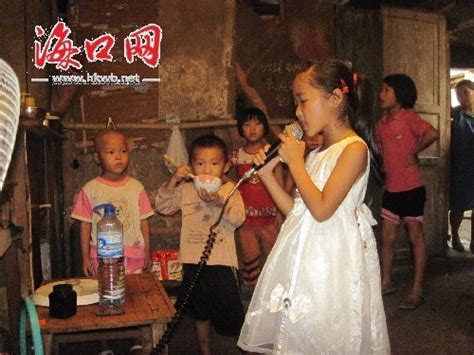 女童街头卖唱女子在旁监督 路人：不该拿孩子赚钱|卖唱|麻辣鱼|路人_新浪新闻