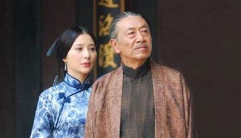 国家一级演员王奎荣，二婚娶小37岁娇妻，全家福曝光老婆比儿子嫩