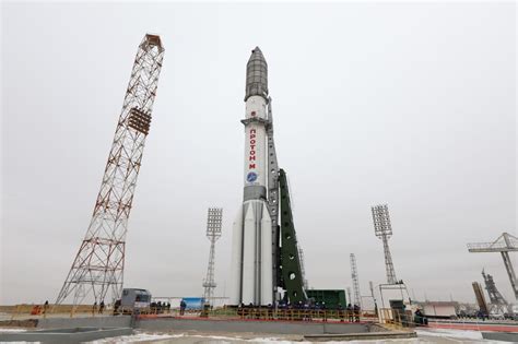 俄罗斯质子-M 运载火箭已经竖起，将于13日发射两颗快车通信卫星__财经头条