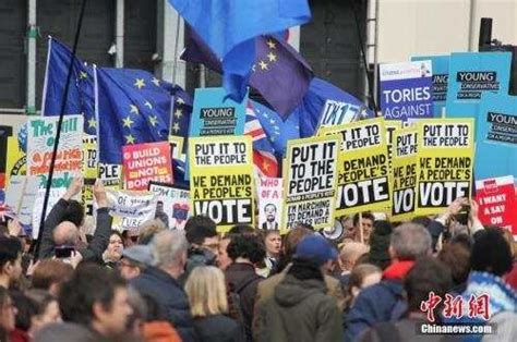 英联邦政府首脑会议首日 反脱欧民众议会大厦外举行抗议|议会大厦|英联邦|首脑_新浪新闻