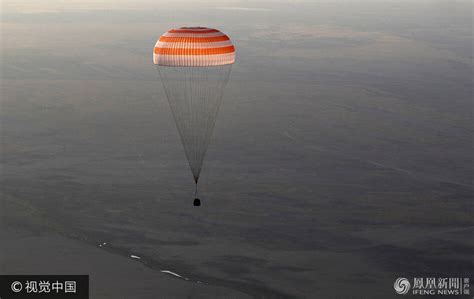 宇航员返回地球 着落瞬间_资讯频道_凤凰网