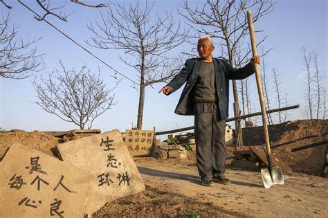 88岁农村大爷，每天独坐山坡上要等1个人，背后故事让人感动|老伴|老人家_新浪新闻