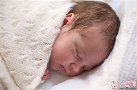 新生儿护理的重点有哪些 刚出生宝宝护理重点知识大全 _八宝网
